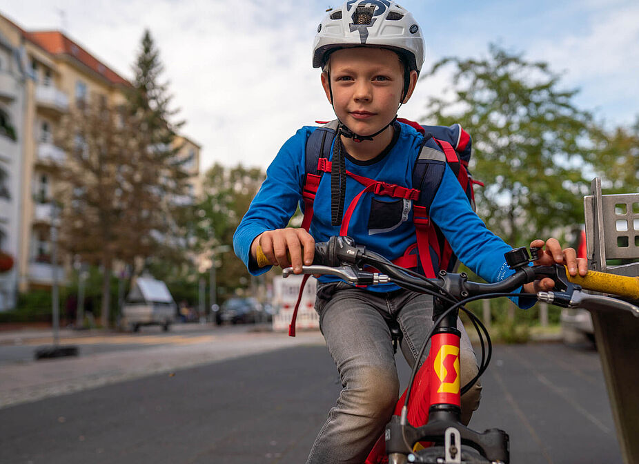 Junge_Schulranzen Sicher auf dem Rad zur Schule